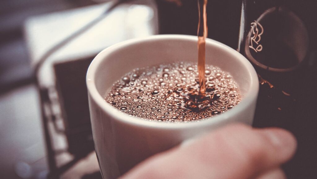 Spar tid og penger med en kaffemaskin for travle morgener