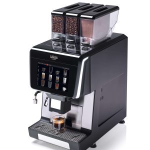 Gaggia G700 kaffemaskin sett fra høyre side med kaffe